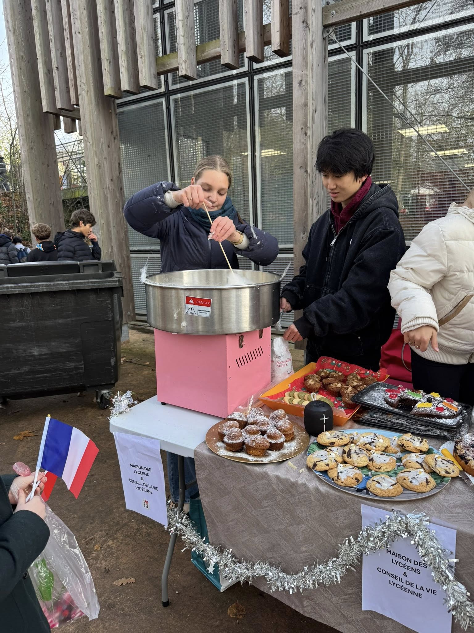 1-assos-eleves-marche-noel-2025