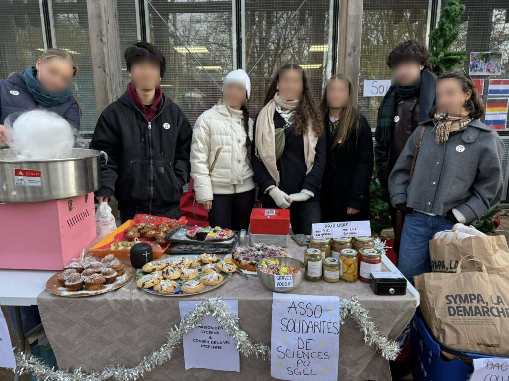 2-assos-eleves-marche-noel-2025